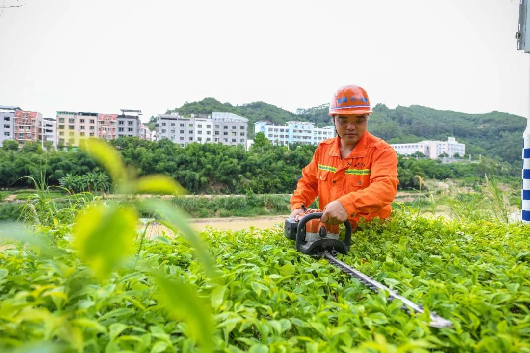 从一块屏幕里，看见机械的力量，365c挖掘机作业视频到底在看什么？